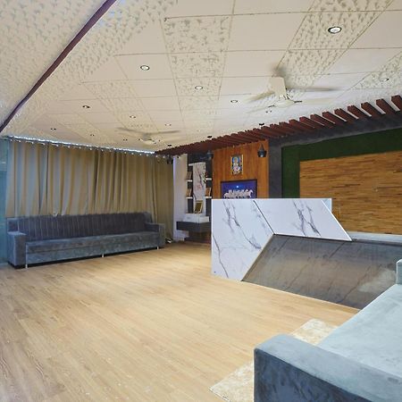 Hotel Monville Group Вадодара Екстериор снимка