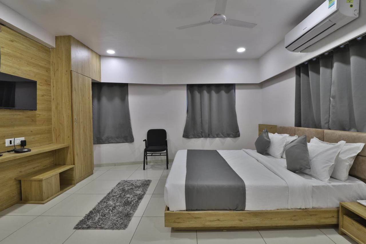 Hotel Monville Group Вадодара Екстериор снимка