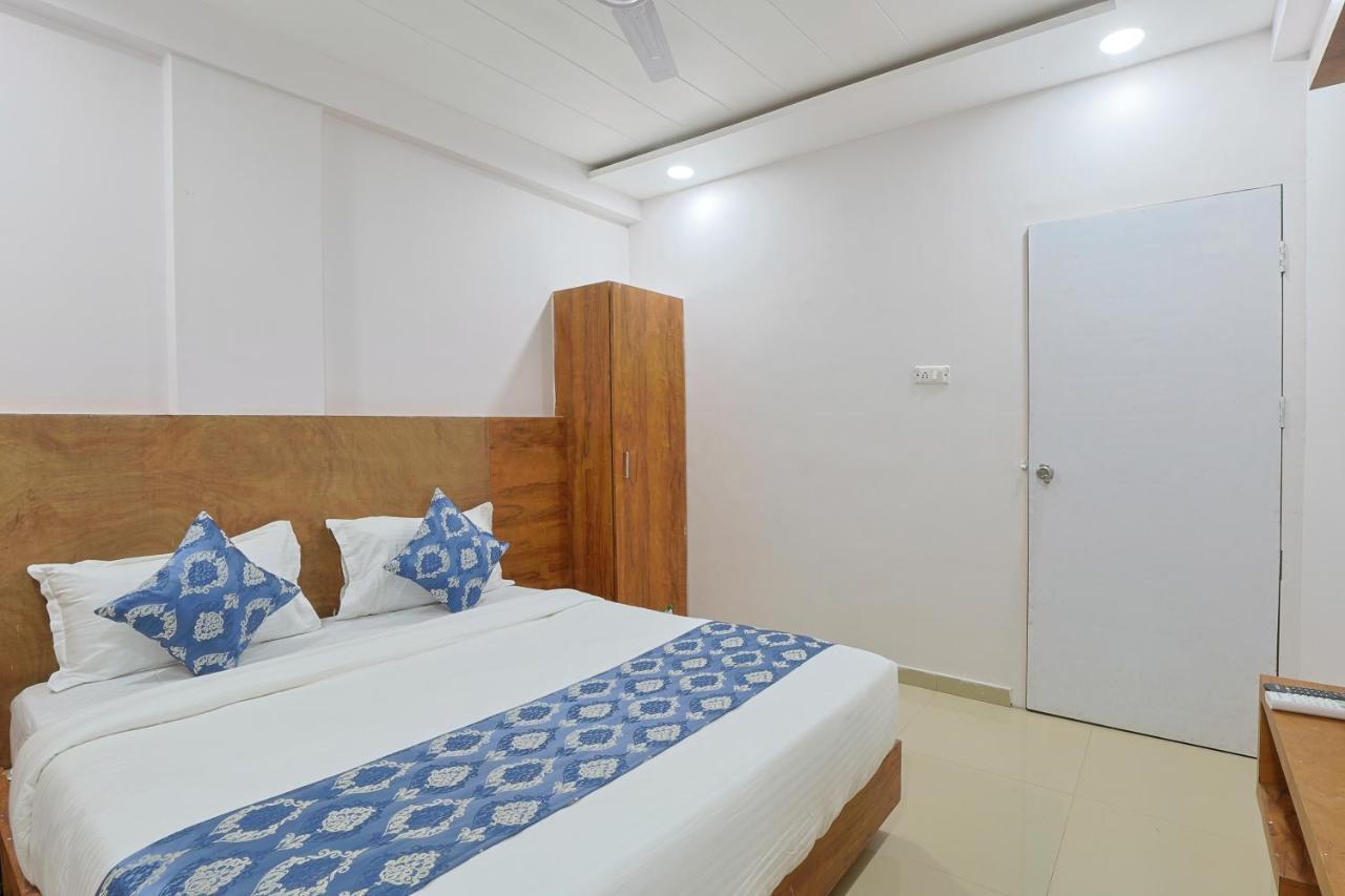 Hotel Monville Group Вадодара Екстериор снимка