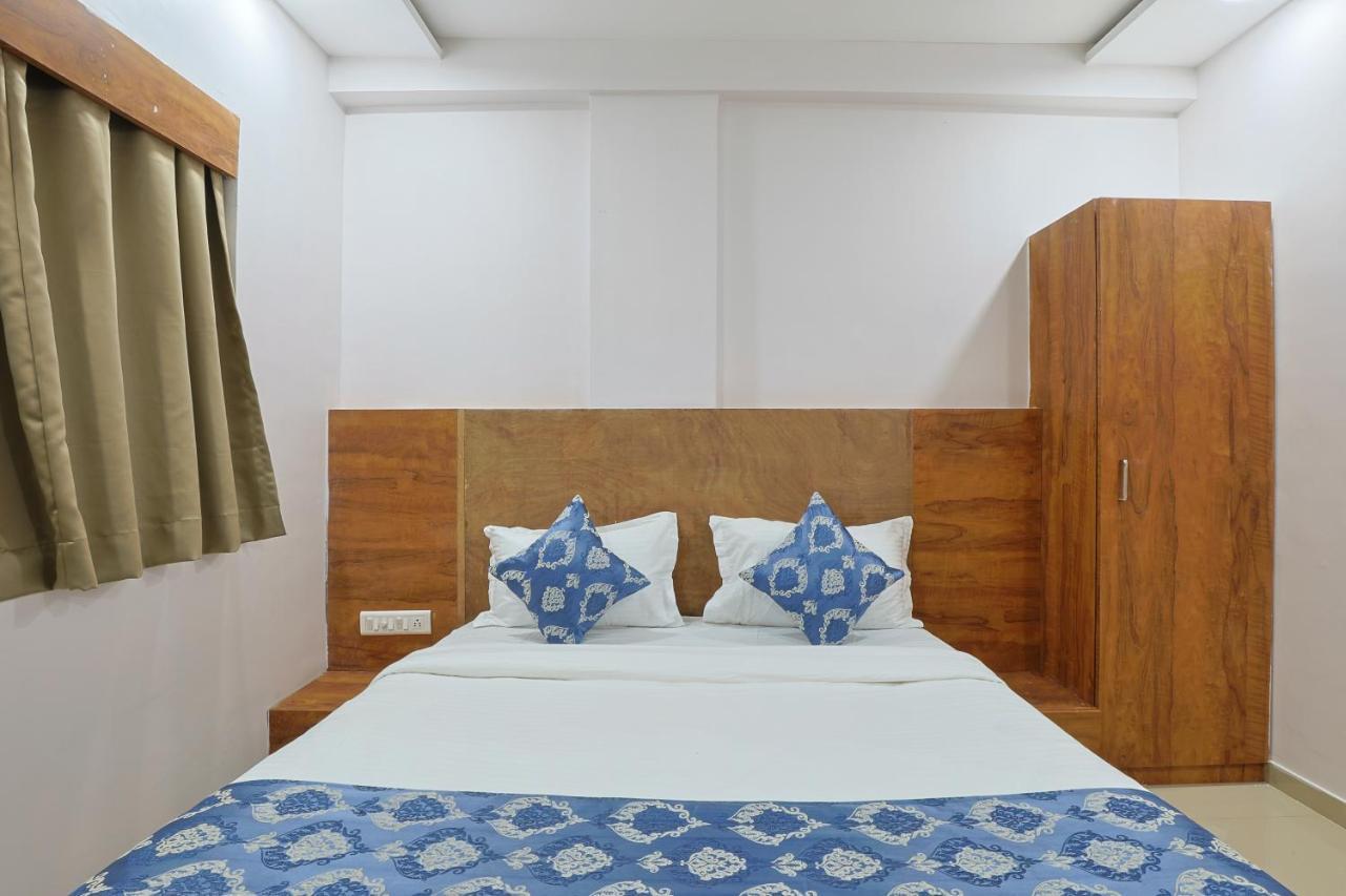Hotel Monville Group Вадодара Екстериор снимка