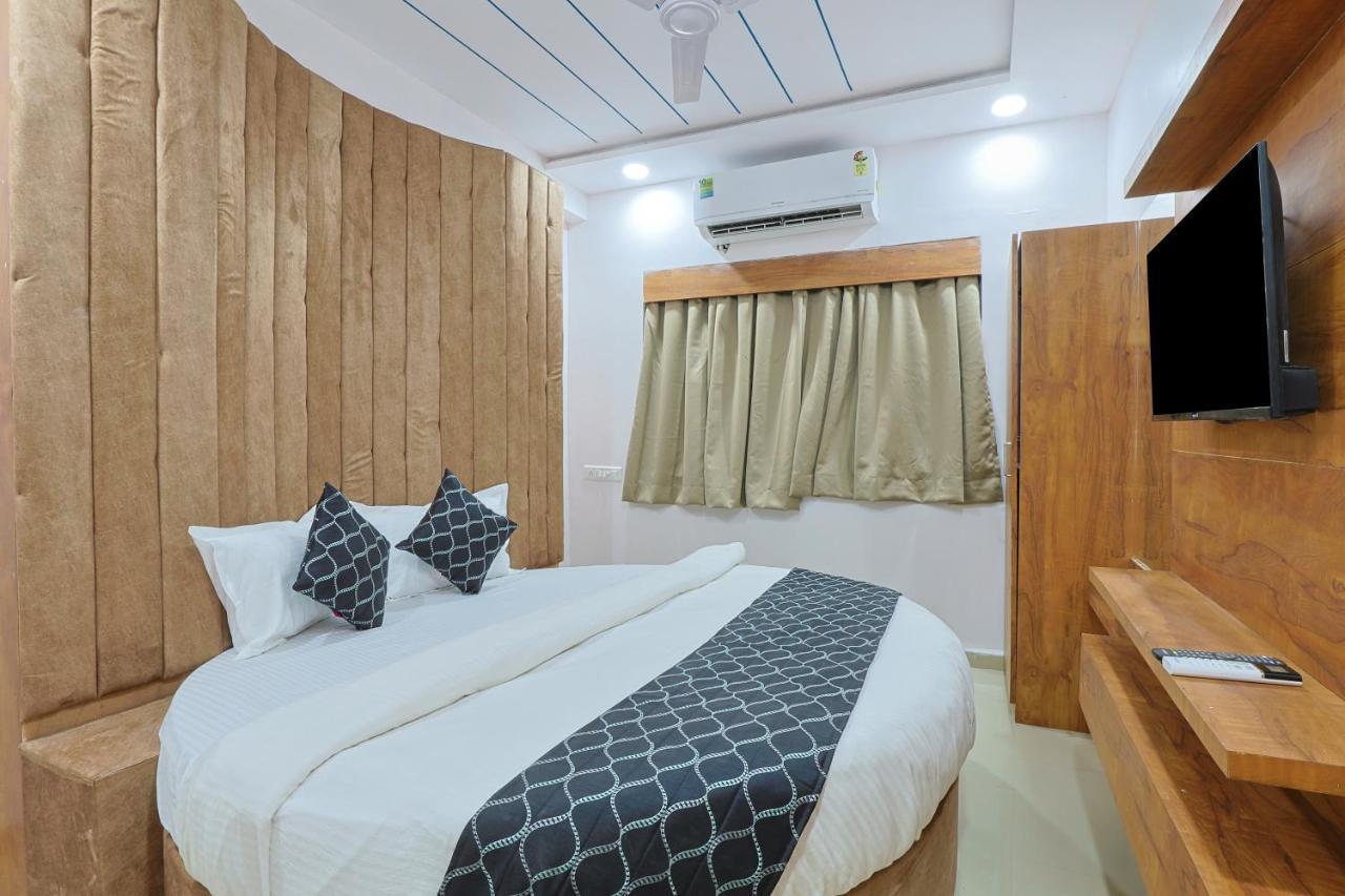Hotel Monville Group Вадодара Екстериор снимка
