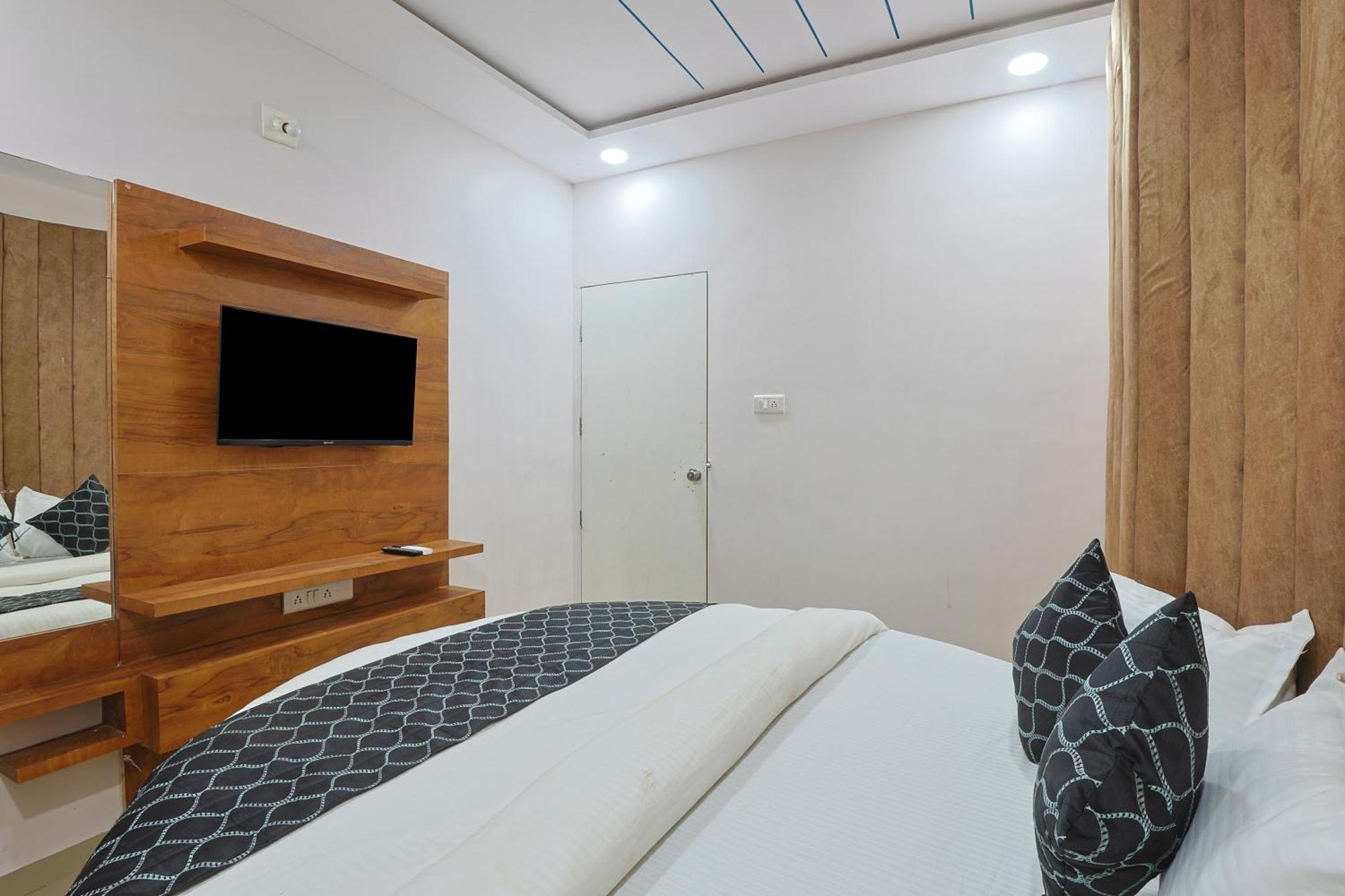 Hotel Monville Group Вадодара Екстериор снимка
