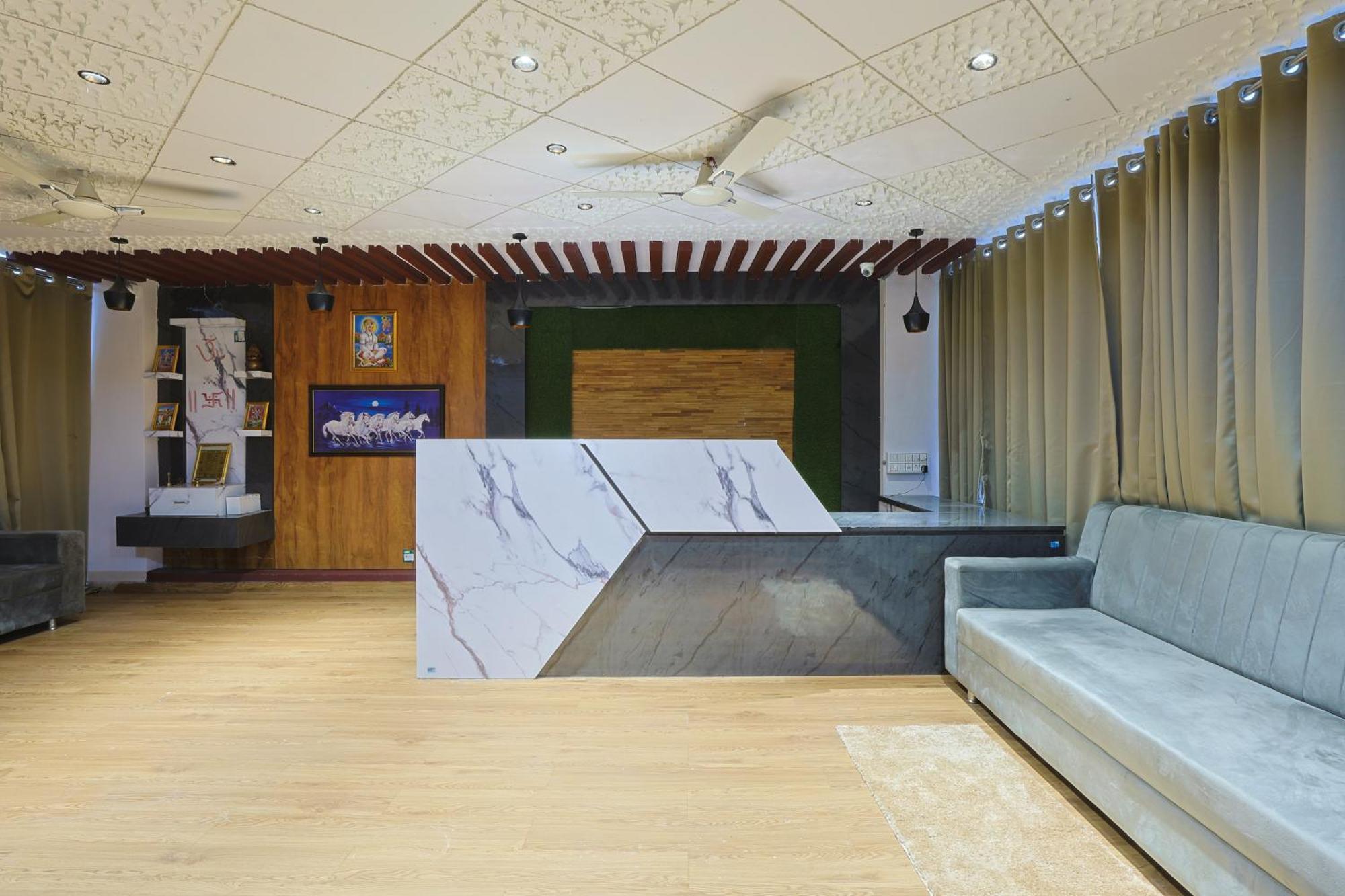 Hotel Monville Group Вадодара Екстериор снимка